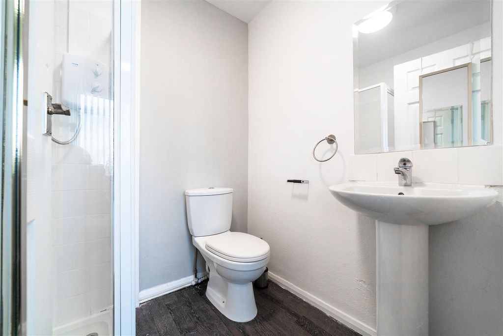 Property photo 2 of 8 Bathroom.Jpg