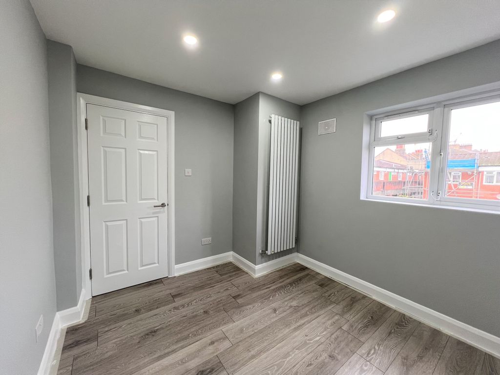 Property photo 1 of 9 Bedroom 2.1