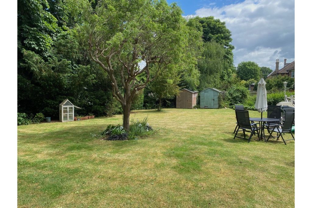Property photo 2 of 15 Communal Gardens