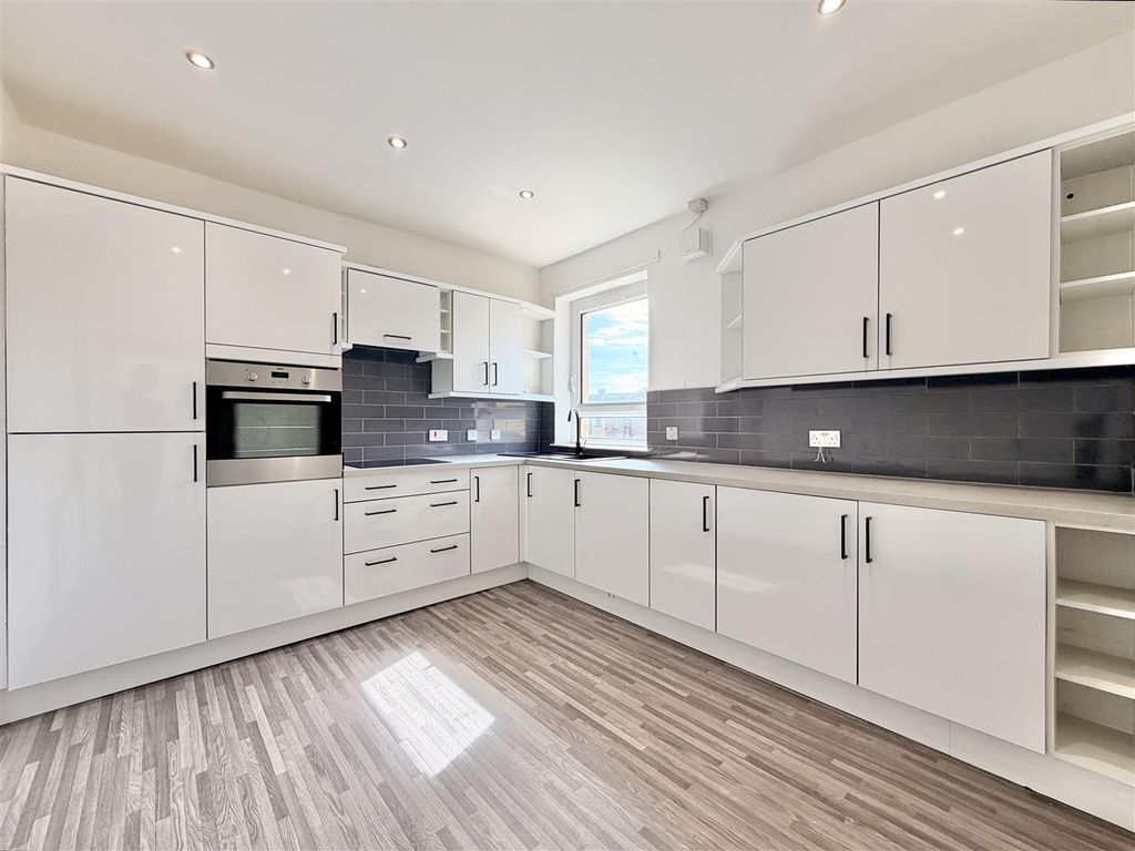 Property photo 3 of 12 Kitchen