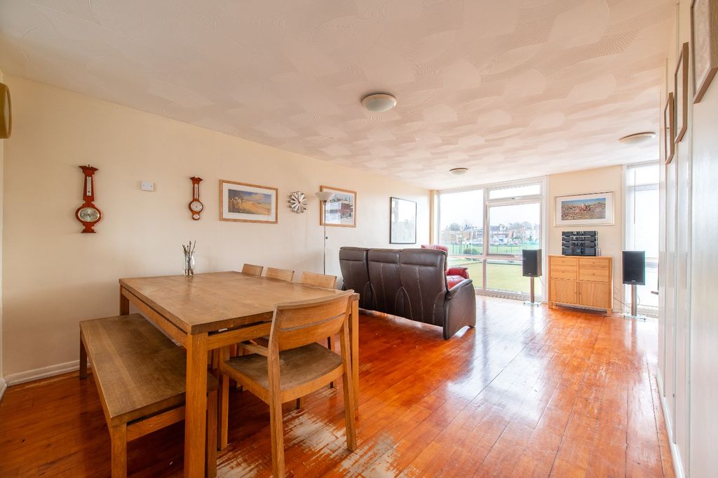 Property photo 3 of 17 3993033