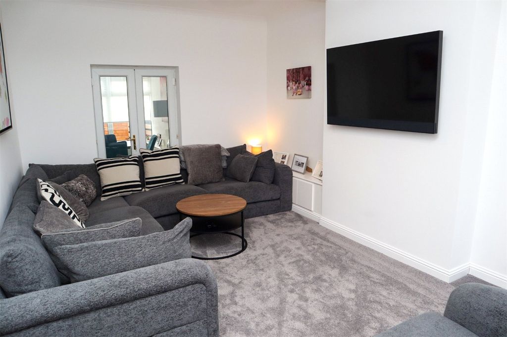 Property photo 3 of 20 Lounge