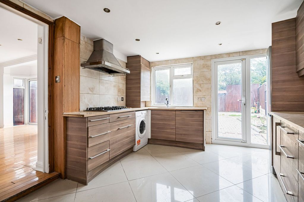 Property photo 3 of 32