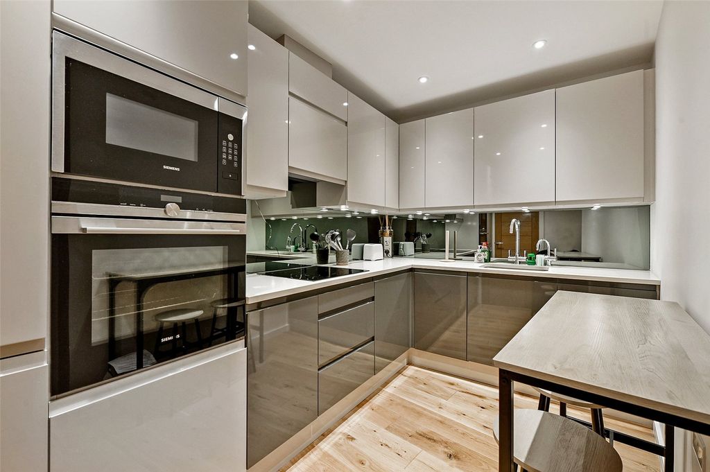 Property photo 3 of 10 Kitchen