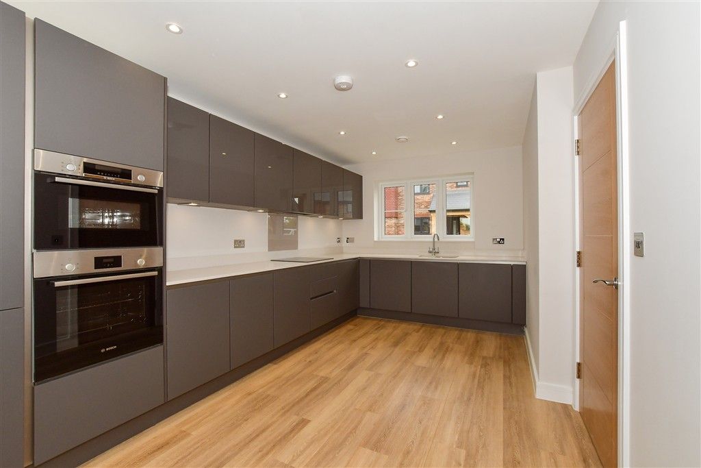 Property photo 3 of 11 Kitchen