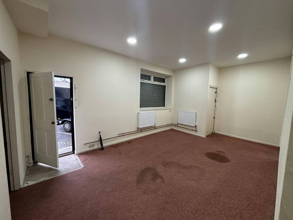 Property photo 3 of 8 Gf Unit 5