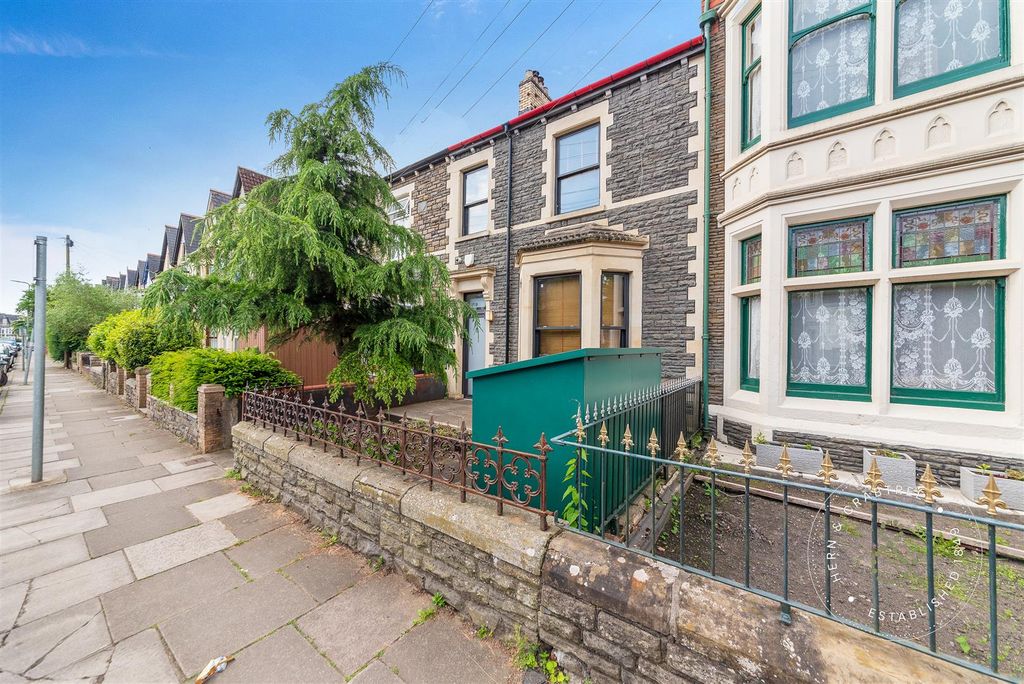 Property photo 1 of 43 Kings-Road-42.Jpg