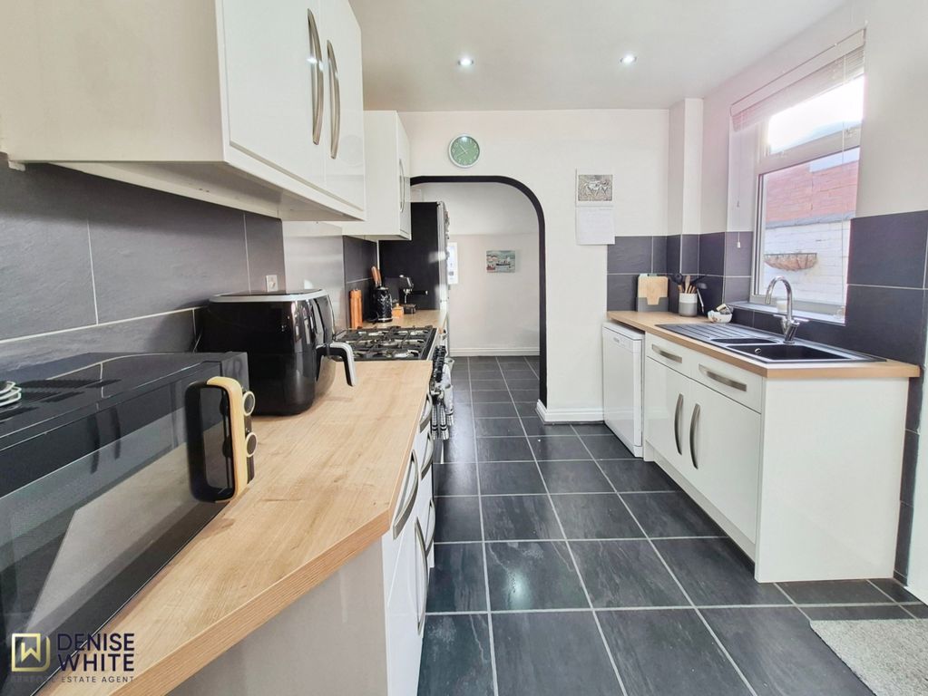 Property photo 3 of 31 Kitchen