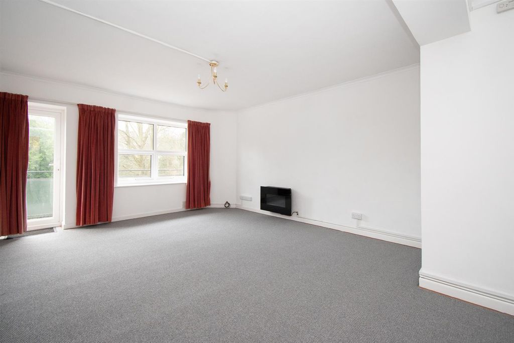 Property photo 1 of 10 Living Space