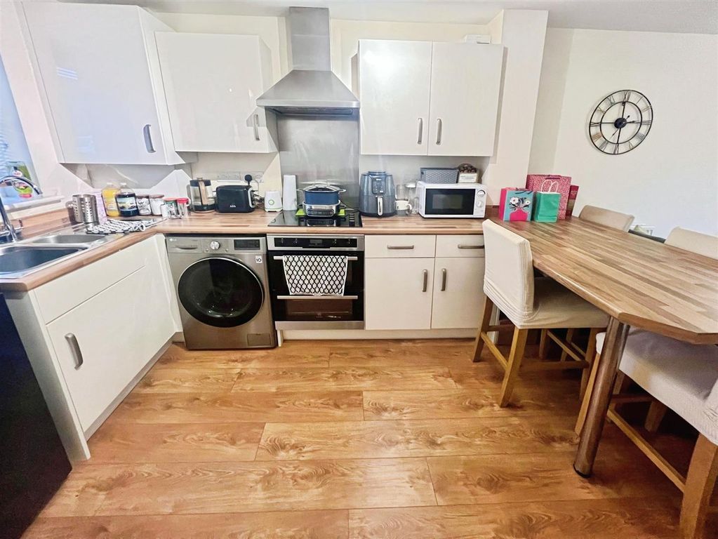 Property photo 2 of 10 Kitchen