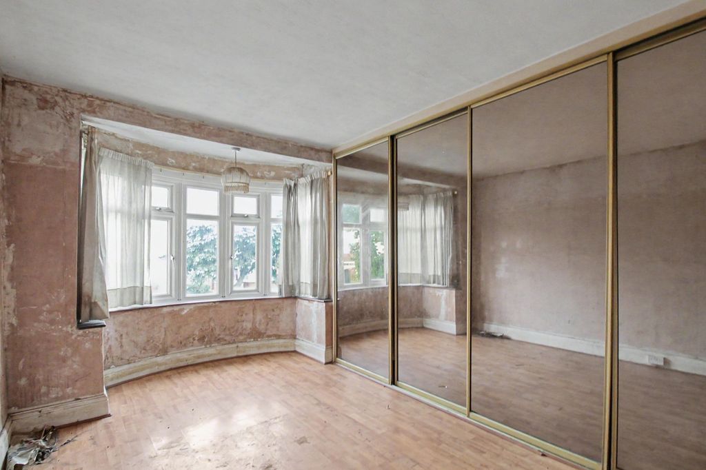 Property photo 3 of 18 23 Hale End Road, Walthamstow, London E17 4Bg