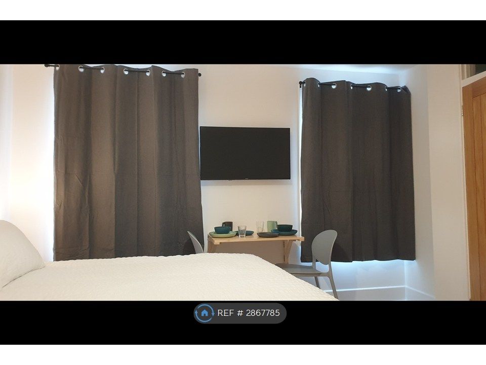 Property photo 1 of 13 Bed, Tv, Workstation, Windows