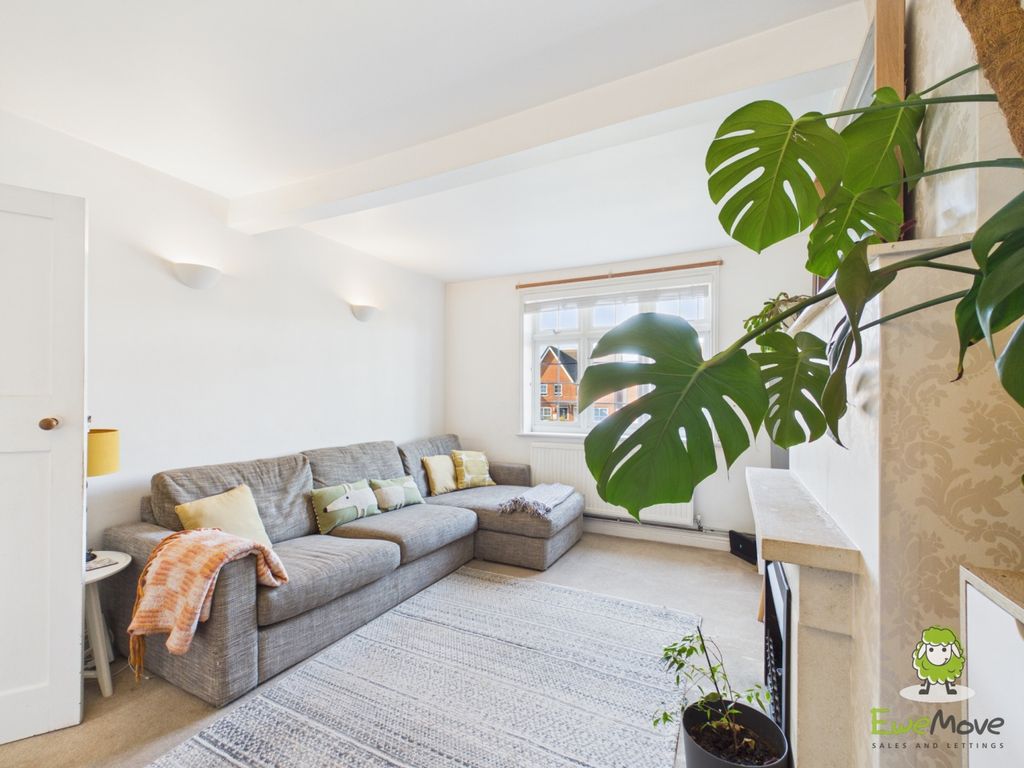 Property photo 3 of 35 Ewemove Estate Agents Basingstoke - 42 Kingsclere