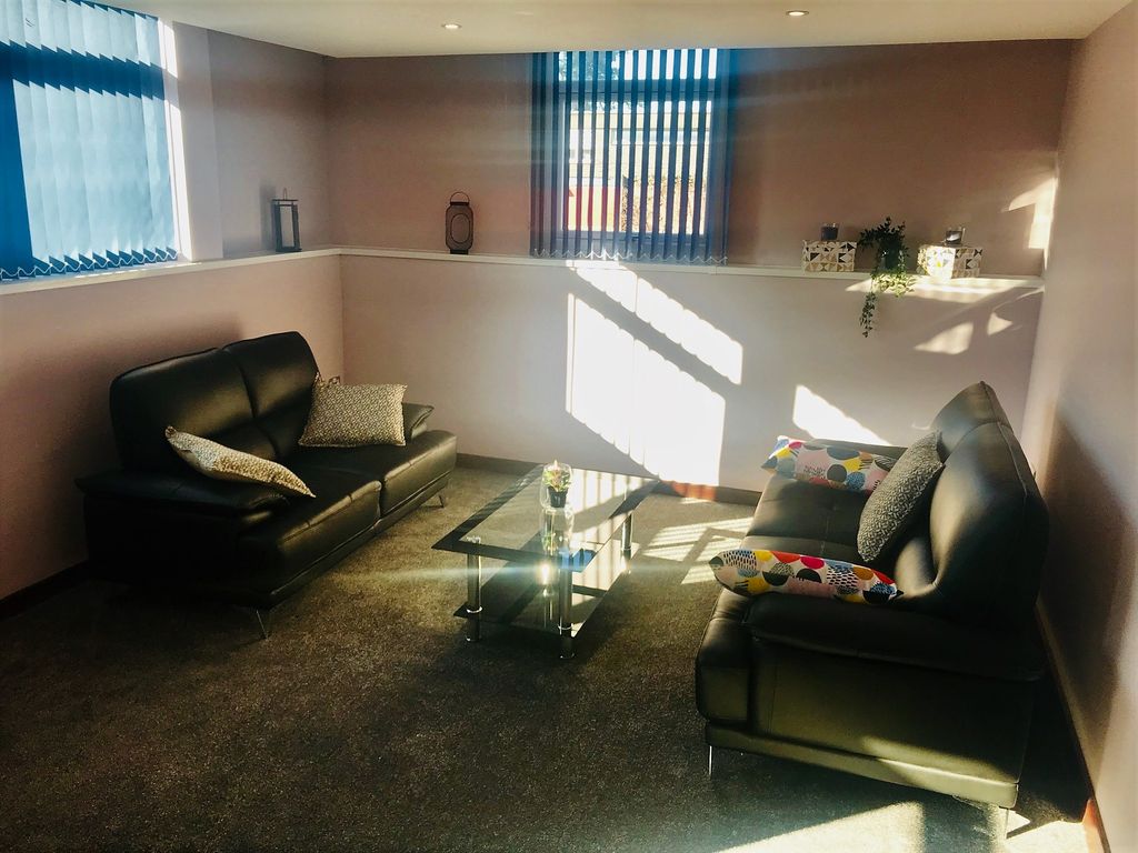 Property photo 1 of 7 Lounge