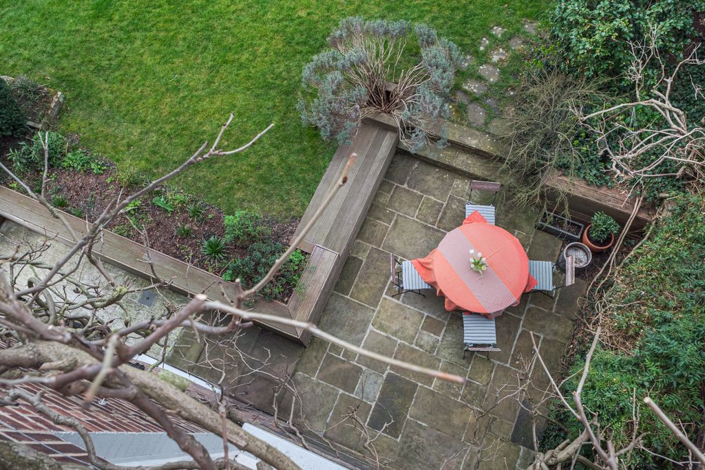 Property photo 2 of 34
