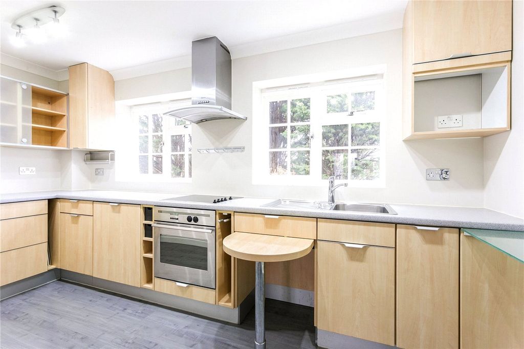 Property photo 3 of 11 Kitchen
