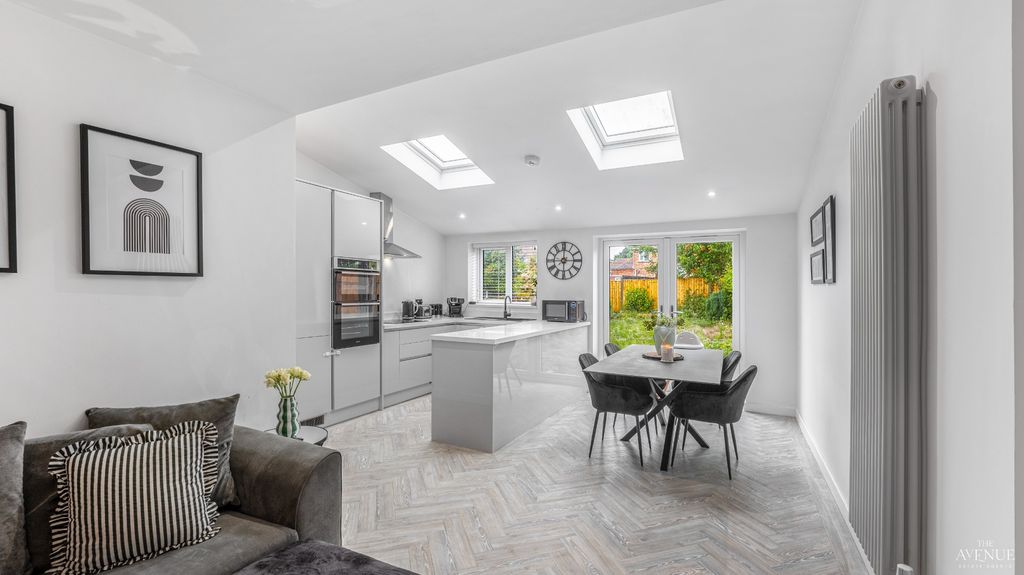 Property photo 2 of 31 4180383