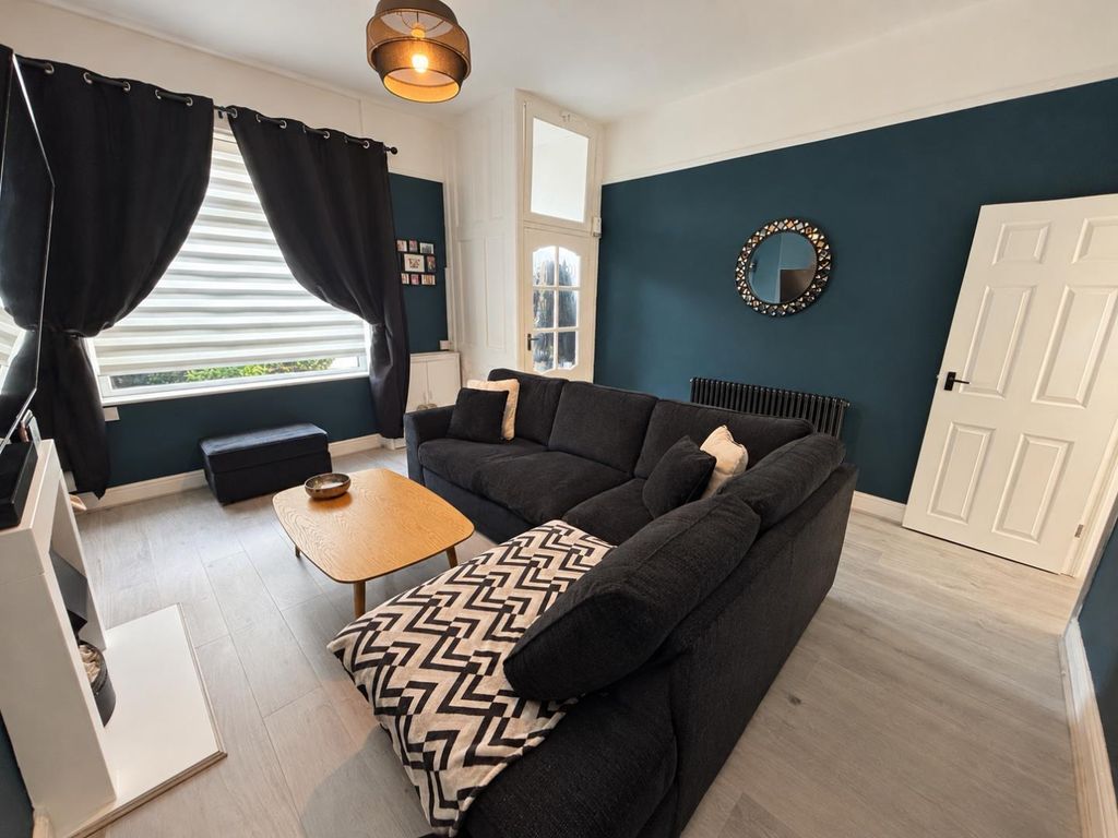 Property photo 3 of 11 Lounge