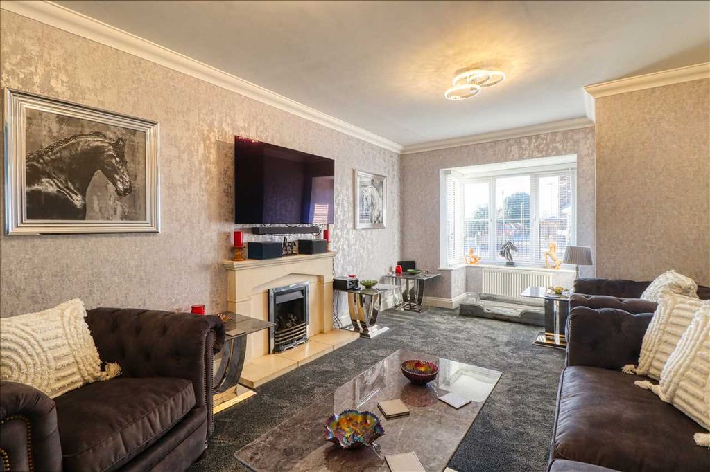 Property photo 3 of 23 Lounge