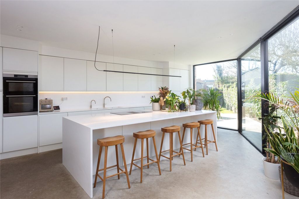 Property photo 3 of 18 Kitchen