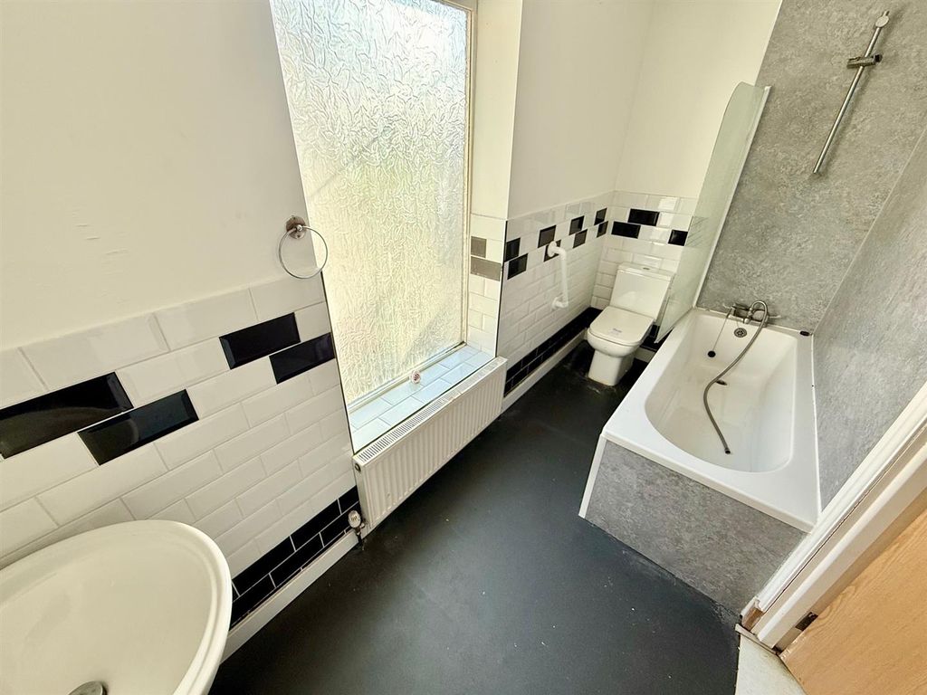 Property photo 2 of 8 Bathroom