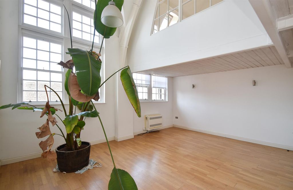 Property photo 2 of 16 Living Space