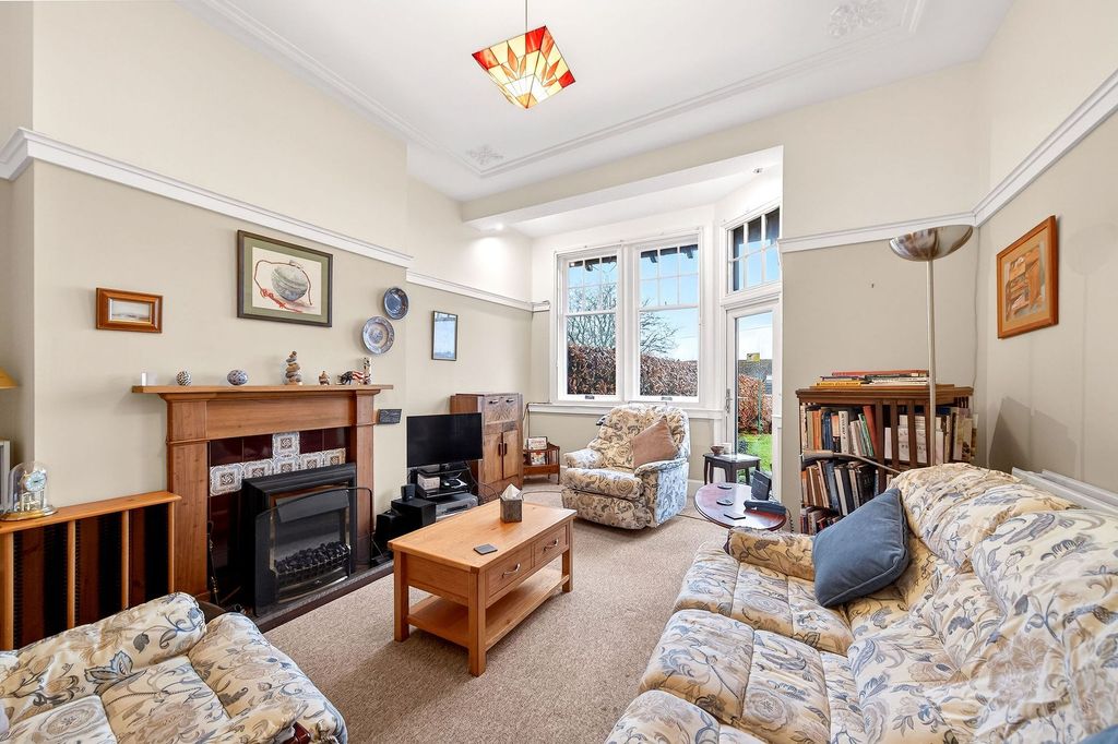 Property photo 3 of 44 Lounge