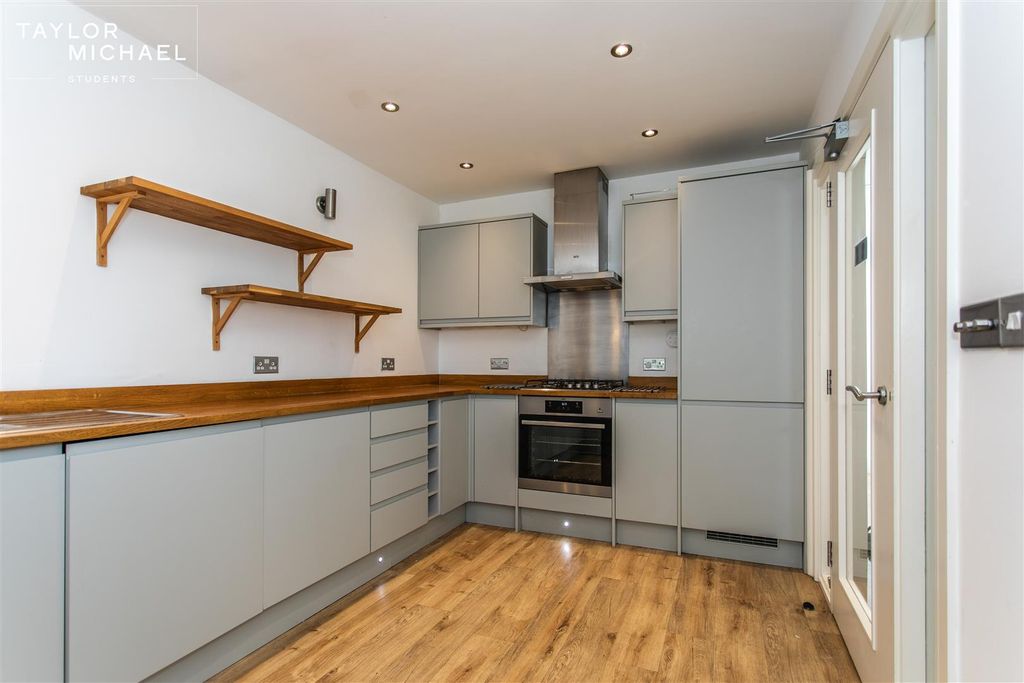 Property photo 2 of 25 Kitchen