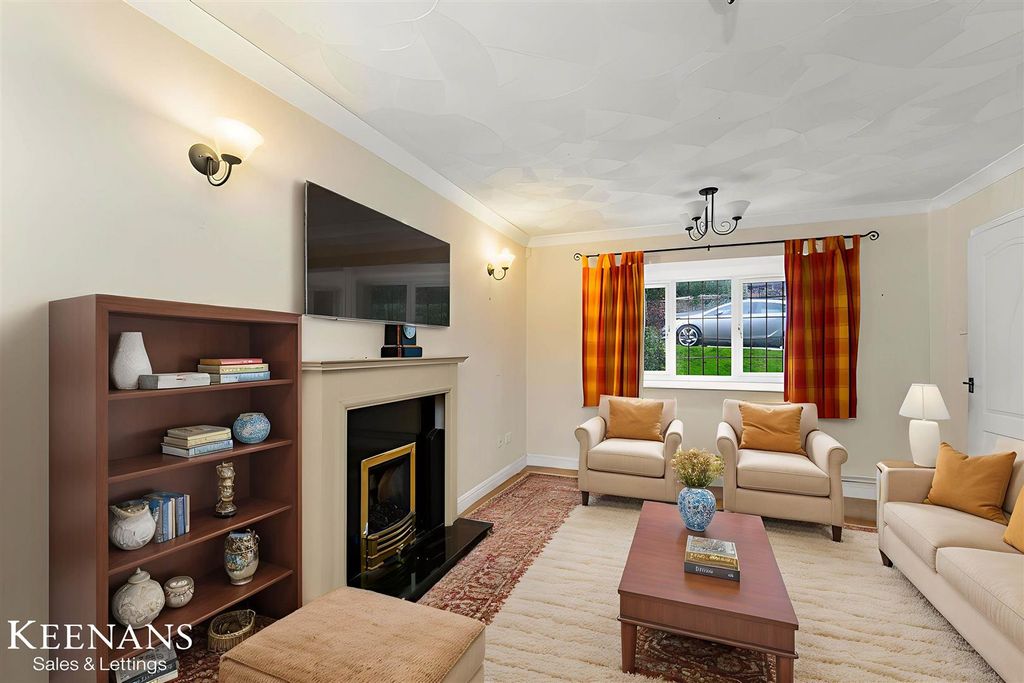 Property photo 2 of 23 Dsc06483 - Living Room - Standard - 3.Jpg