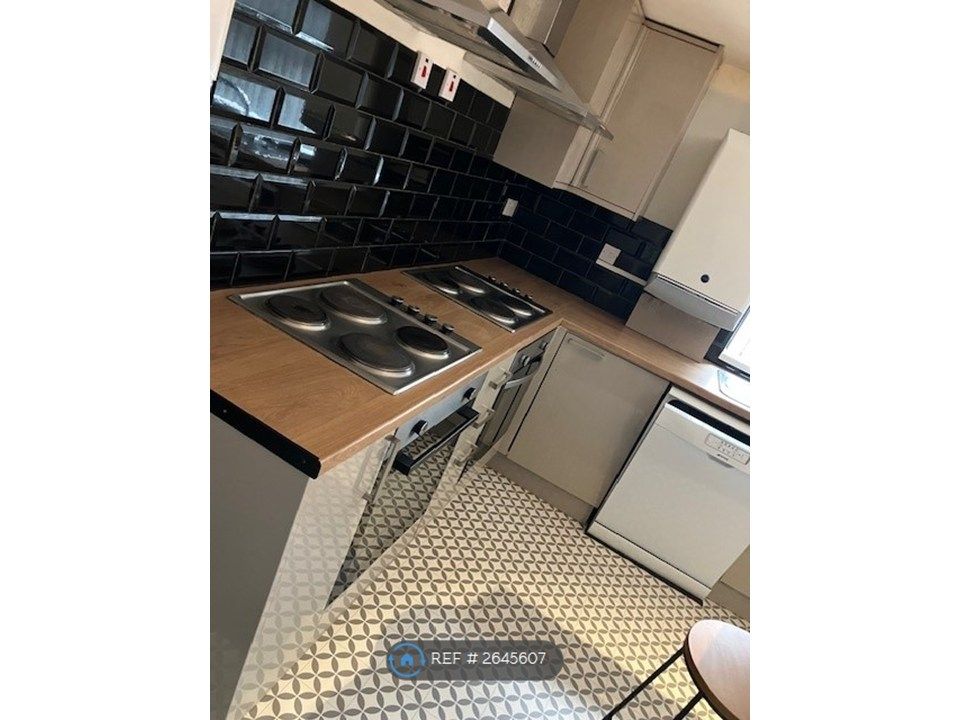 Property photo 2 of 27 Fully Fitted Kitchen