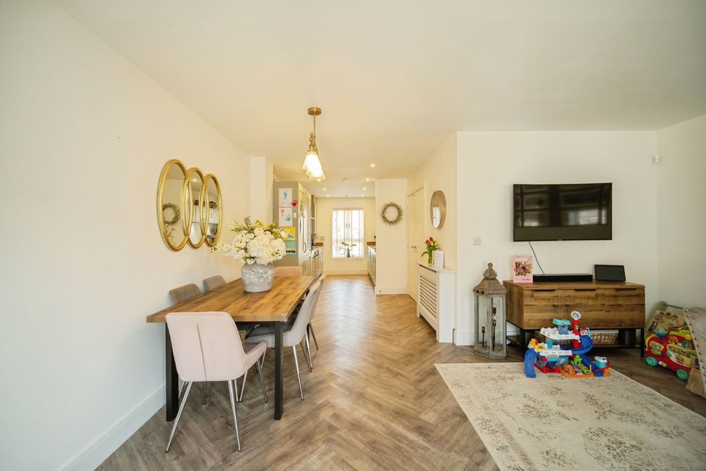 Property photo 3 of 17 Photo