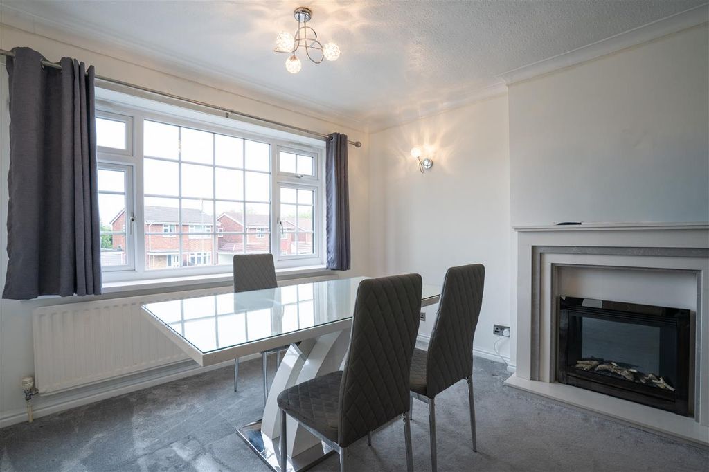 Property photo 3 of 16 Lounge