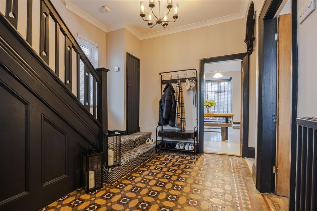 Property photo 3 of 21 Entrance Hall