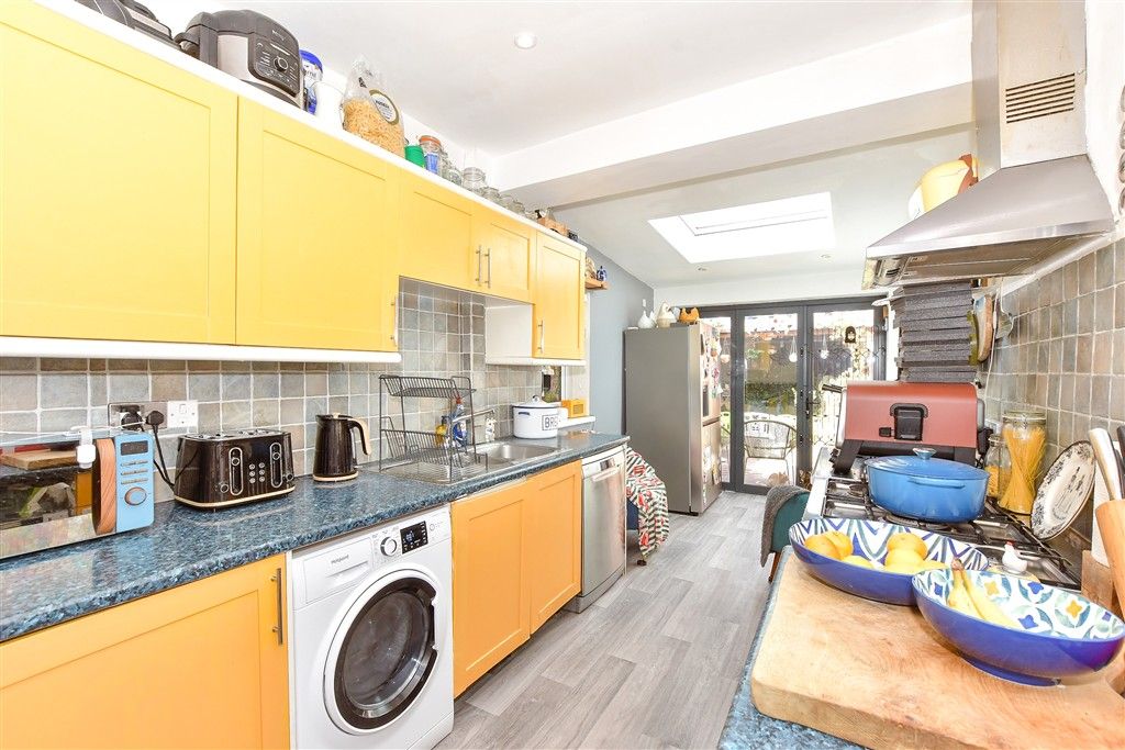 Property photo 3 of 10 Kitchen