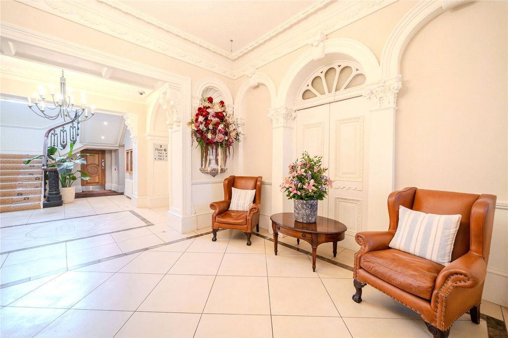 Property photo 2 of 13 Communal Entrance