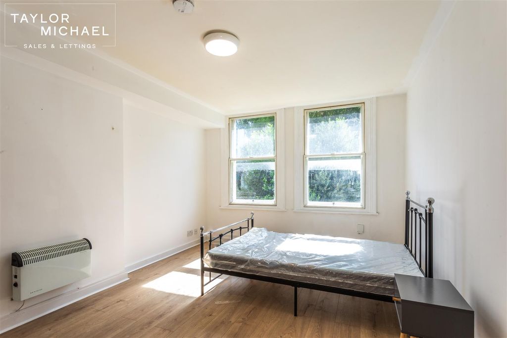 Property photo 3 of 12 Studio Room