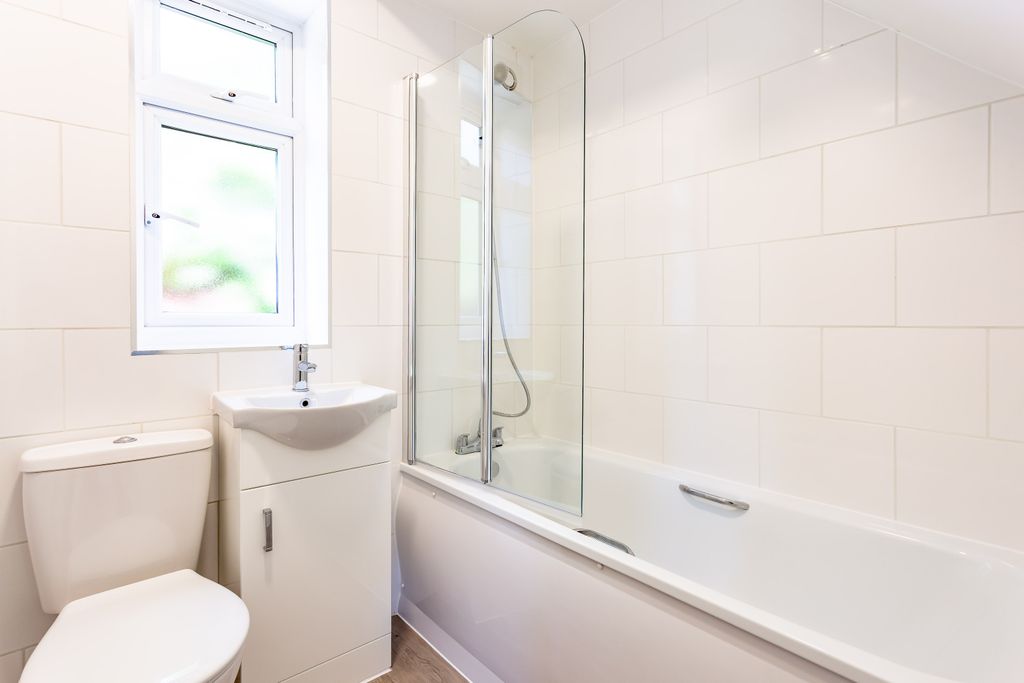 Property photo 2 of 10 Bathroom