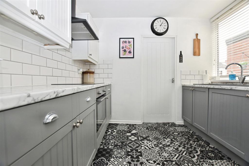 Property photo 3 of 11 Kitchen