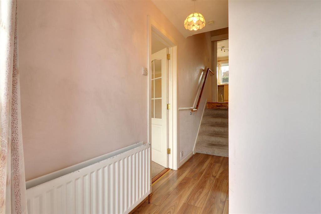 Property photo 3 of 20 Entrance Hall