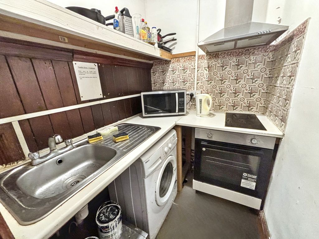 Property photo 3 of 7 Kitchenette