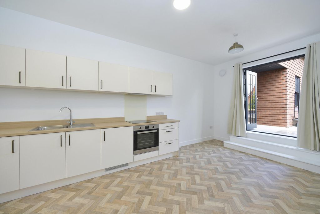 Property photo 2 of 9 Kitchen