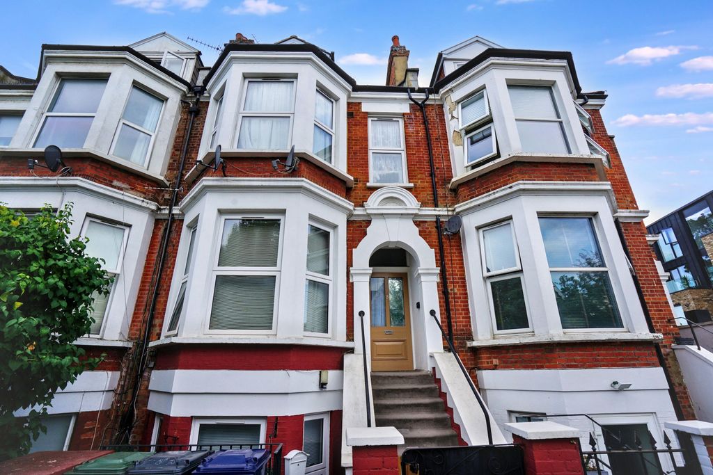 Property photo 1 of 8 3C Larden Road, Acton, London W3 7st
