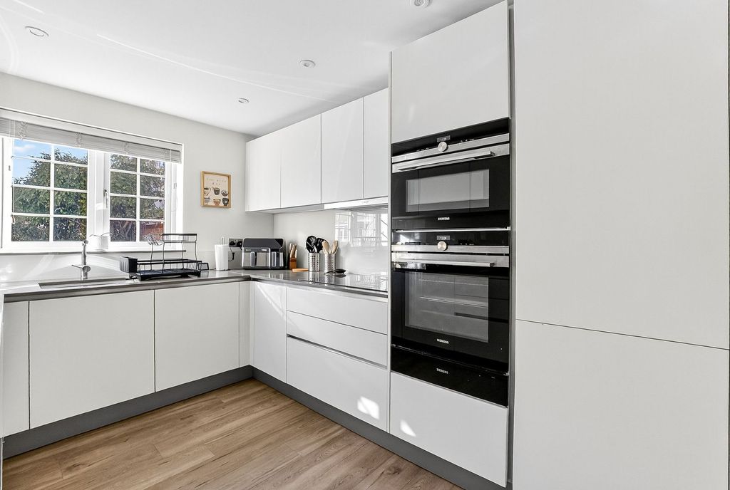 Property photo 3 of 34