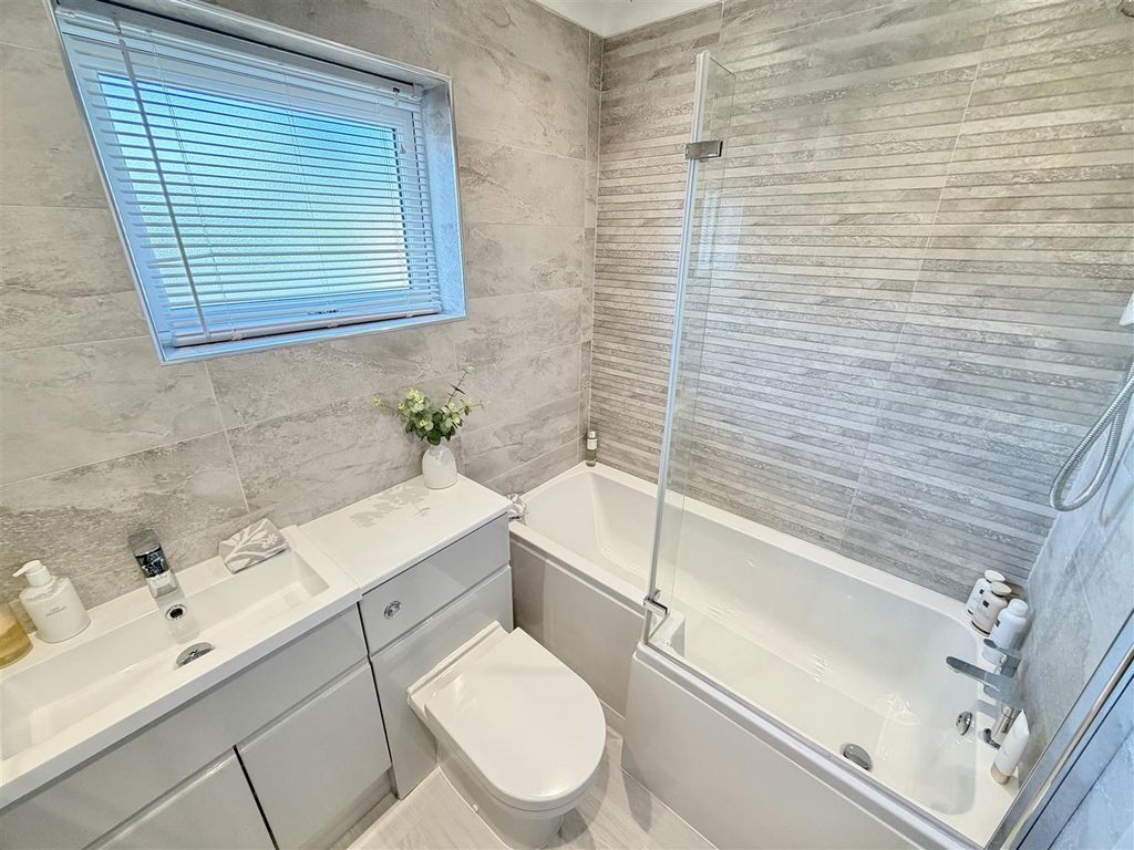 Property photo 2 of 32 Bathroom