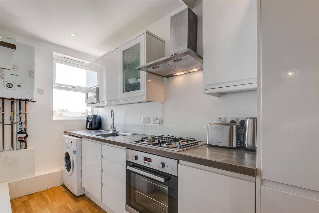 Property photo 3 of 7 Kitchen