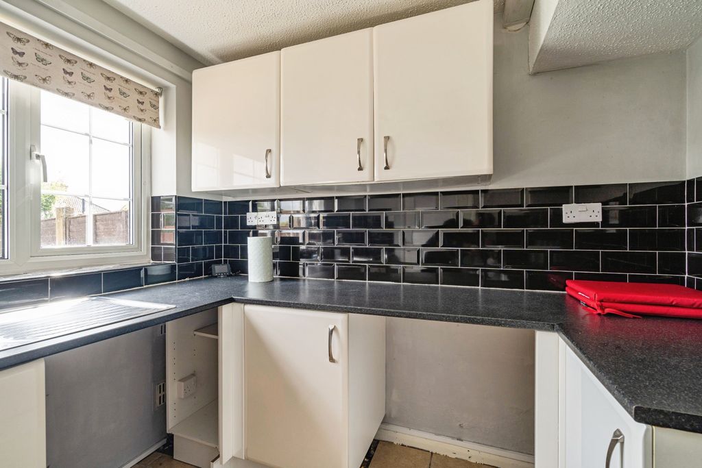 Property photo 2 of 17 Kitchen