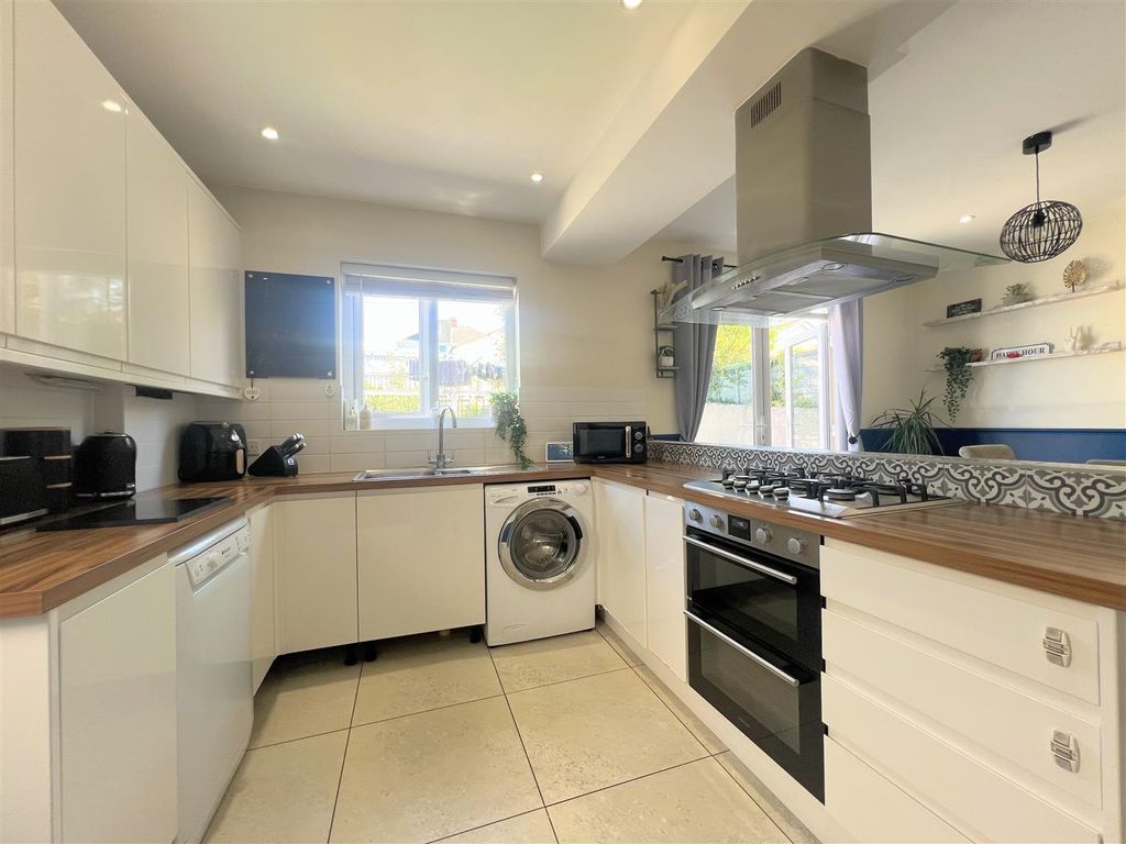 Property photo 3 of 25 Kitchen