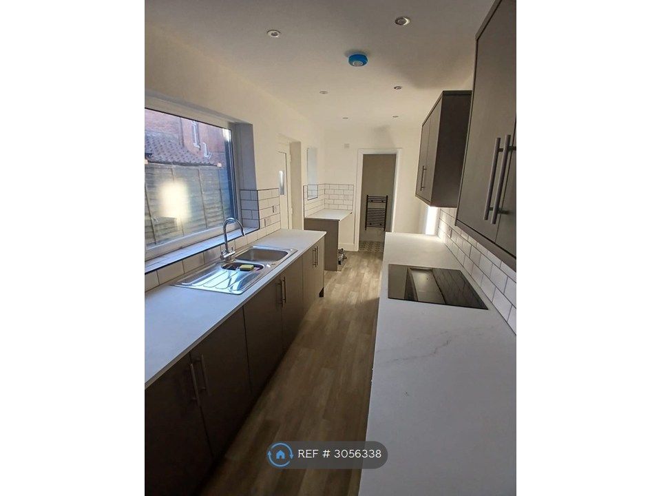 Property photo 1 of 12 Fully Fitted Kitchen