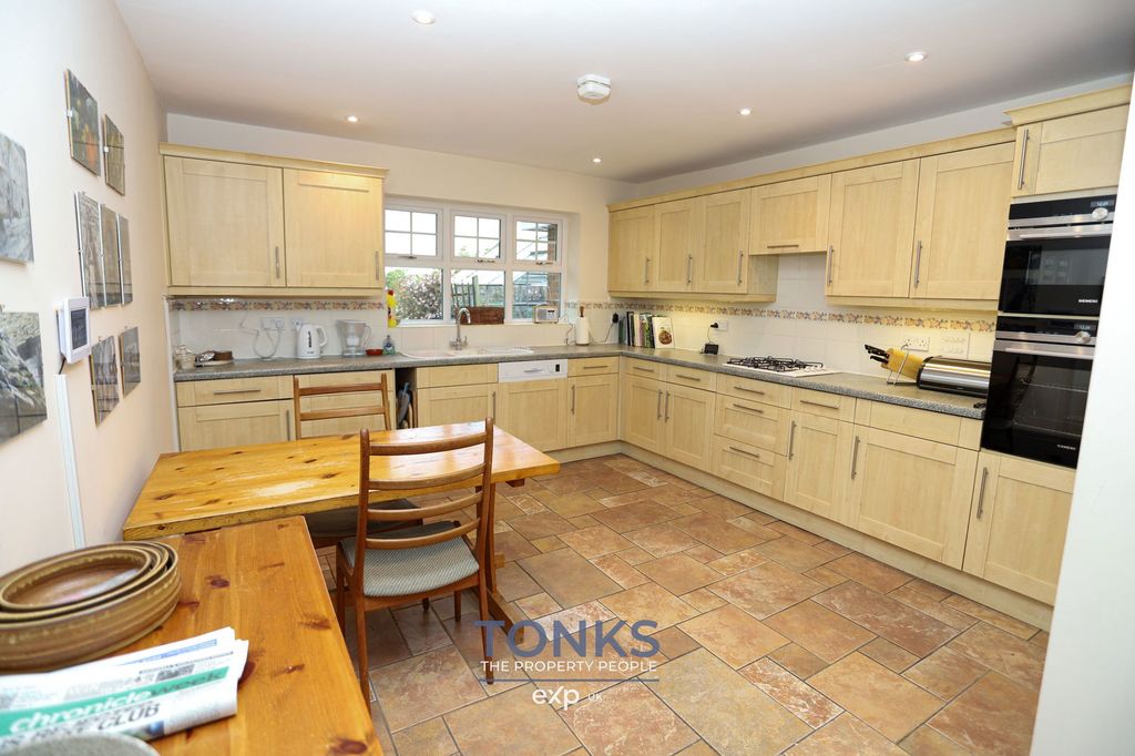 Property photo 2 of 28