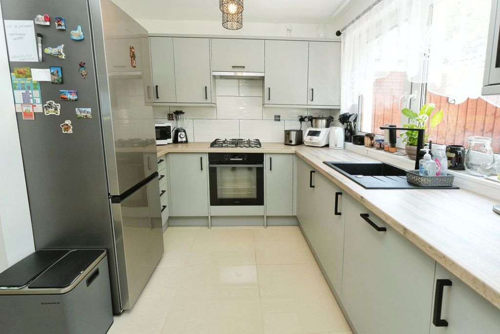 Property photo 3 of 20 Kitchen